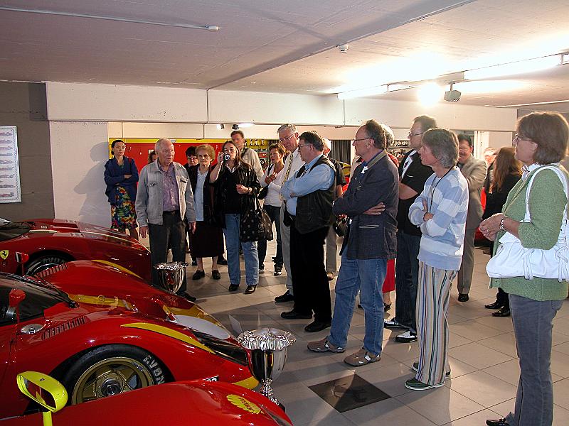 DSCN5831.JPG - Herr Engelbert Stieger führt uns durch seine umwerfende Ferrari-Sammlung.